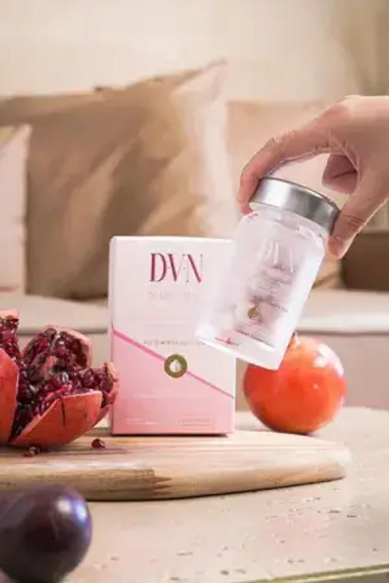 Wanita Indonesia dengan gaya hidup sehat — nutrisi dan perawatan kulit sebagai faktor pendukung produksi kolagen
