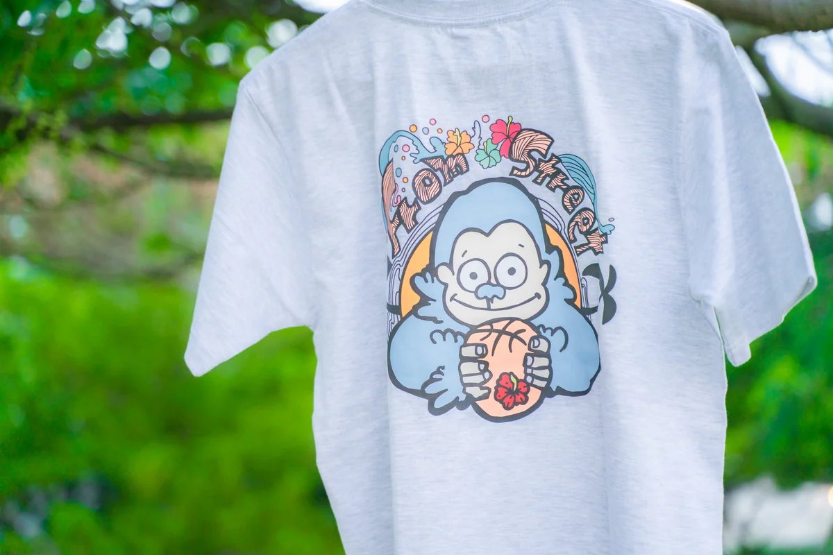 バスケットボールを持つゴリラと花を描いたFrom StreetのTシャツのプリント部分