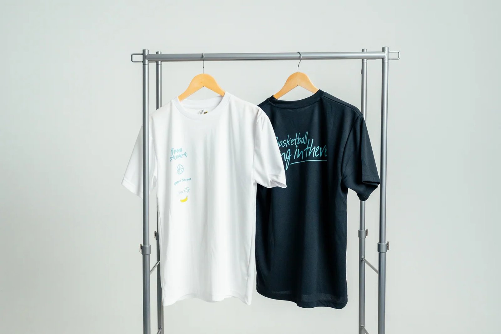 ラックに並べた白と黒のFrom StreetオリジナルプリントTシャツ