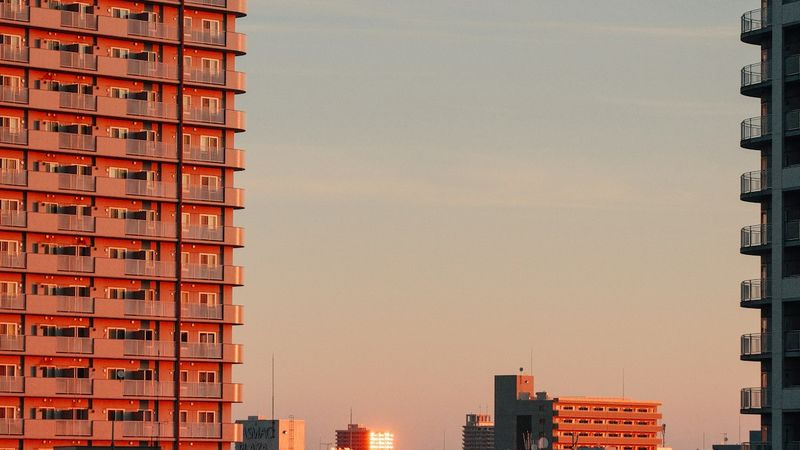 노을빛을 받은 아파트 단지
