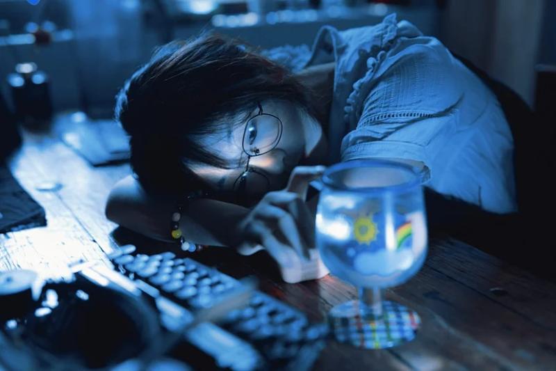 기말고사 전날 밤 지쳐 책상에 엎드린 학생의 모습