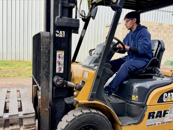 Nueva entrega de credenciales en ITEC tras la finalización del curso de autoelevadores
