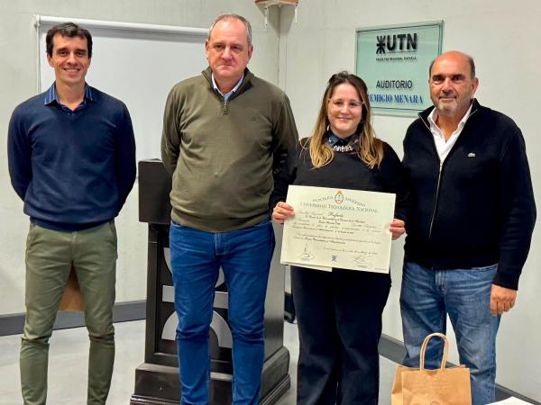 Egresadas del ITEC recibieron y firmaron su título oficial