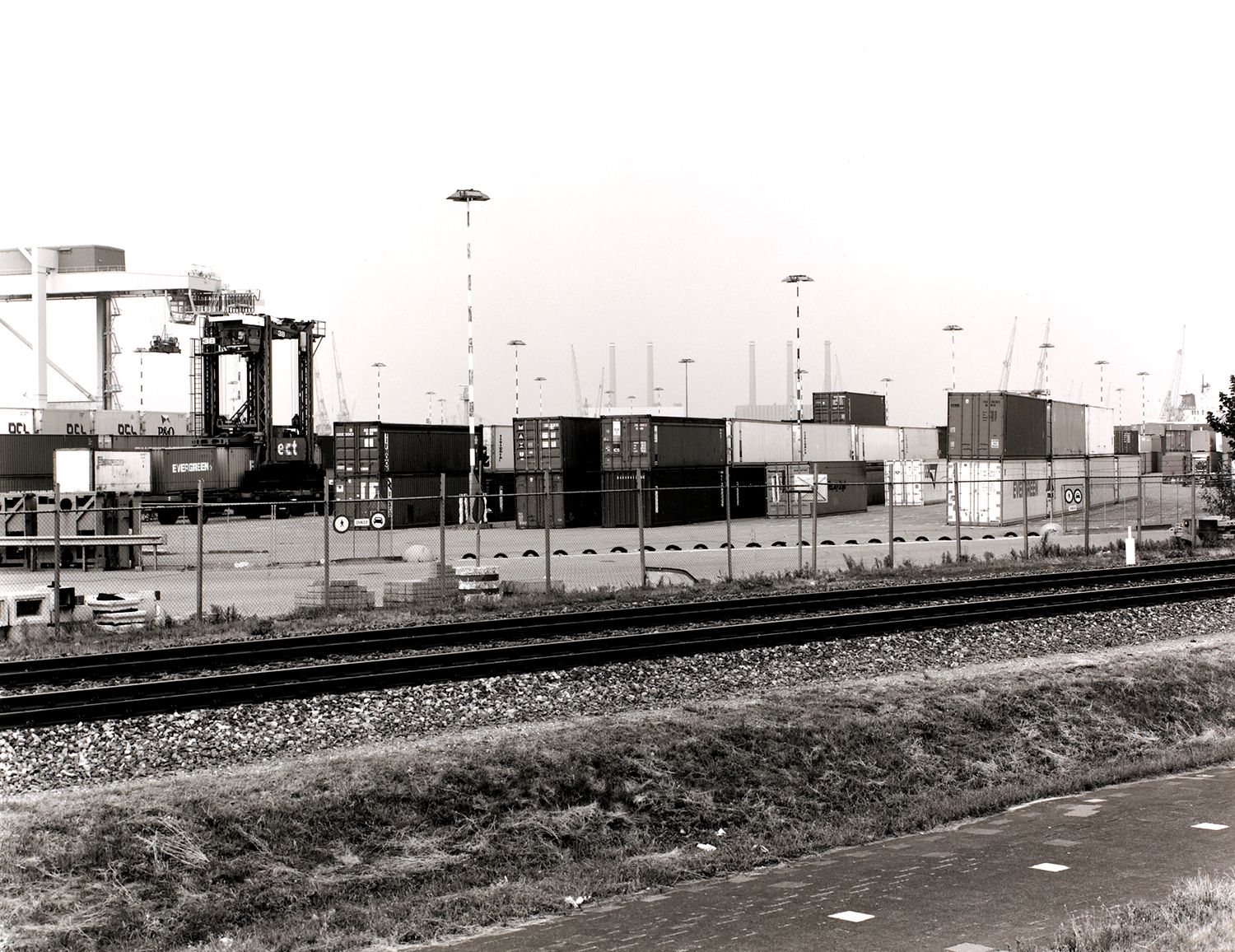ECT (Europe Container Terminus B.V.)
Alexander Terminal, Prinses Margriet Haven,
Eemhaven gebied, Rotterdam
Phone 010-431 69 11
Direct dialing 010-431 60 85
Telex 28056
Telefax 010-428 0380