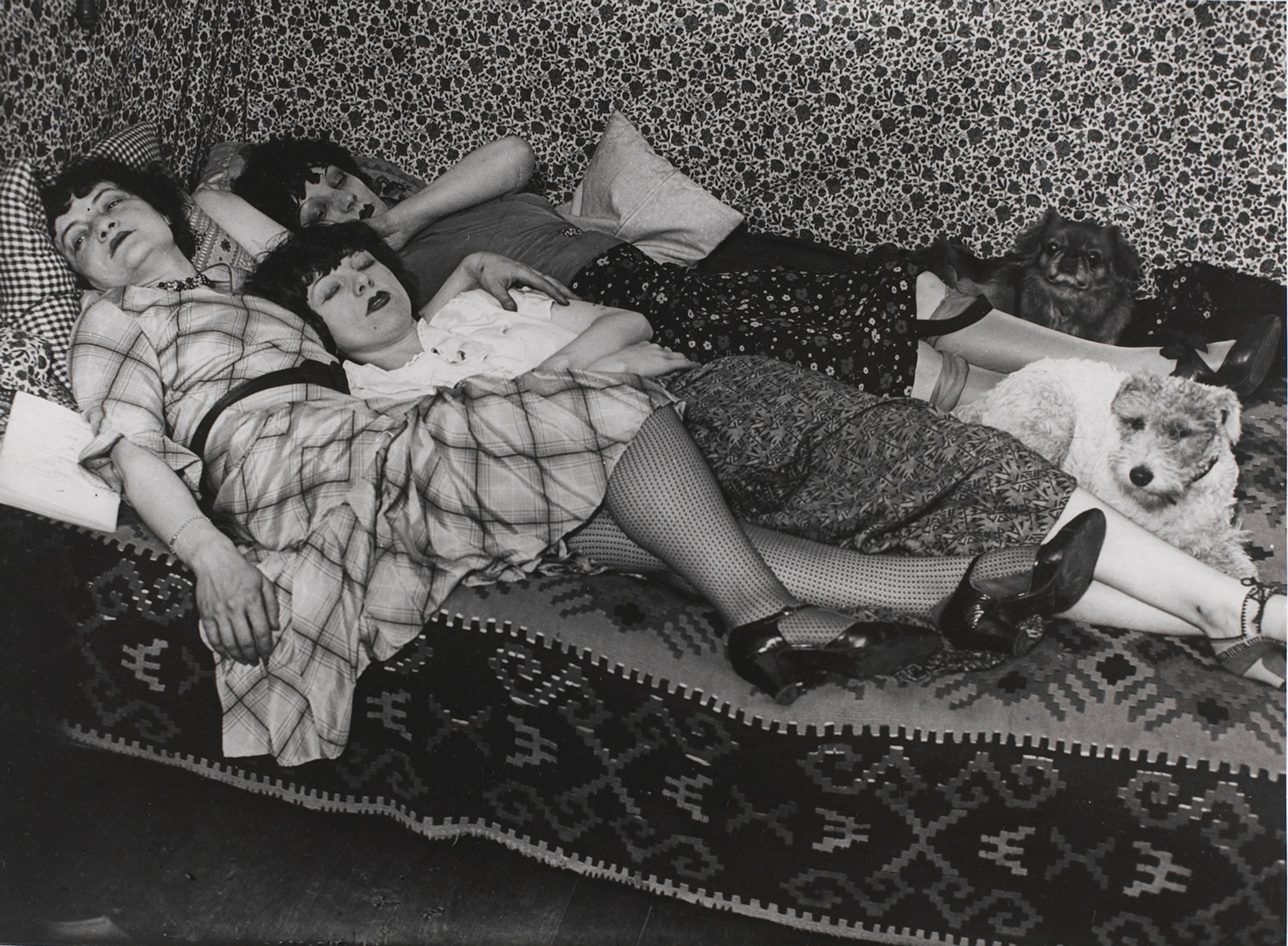 Kiki with her friends Therese Treize de Caro and Lily