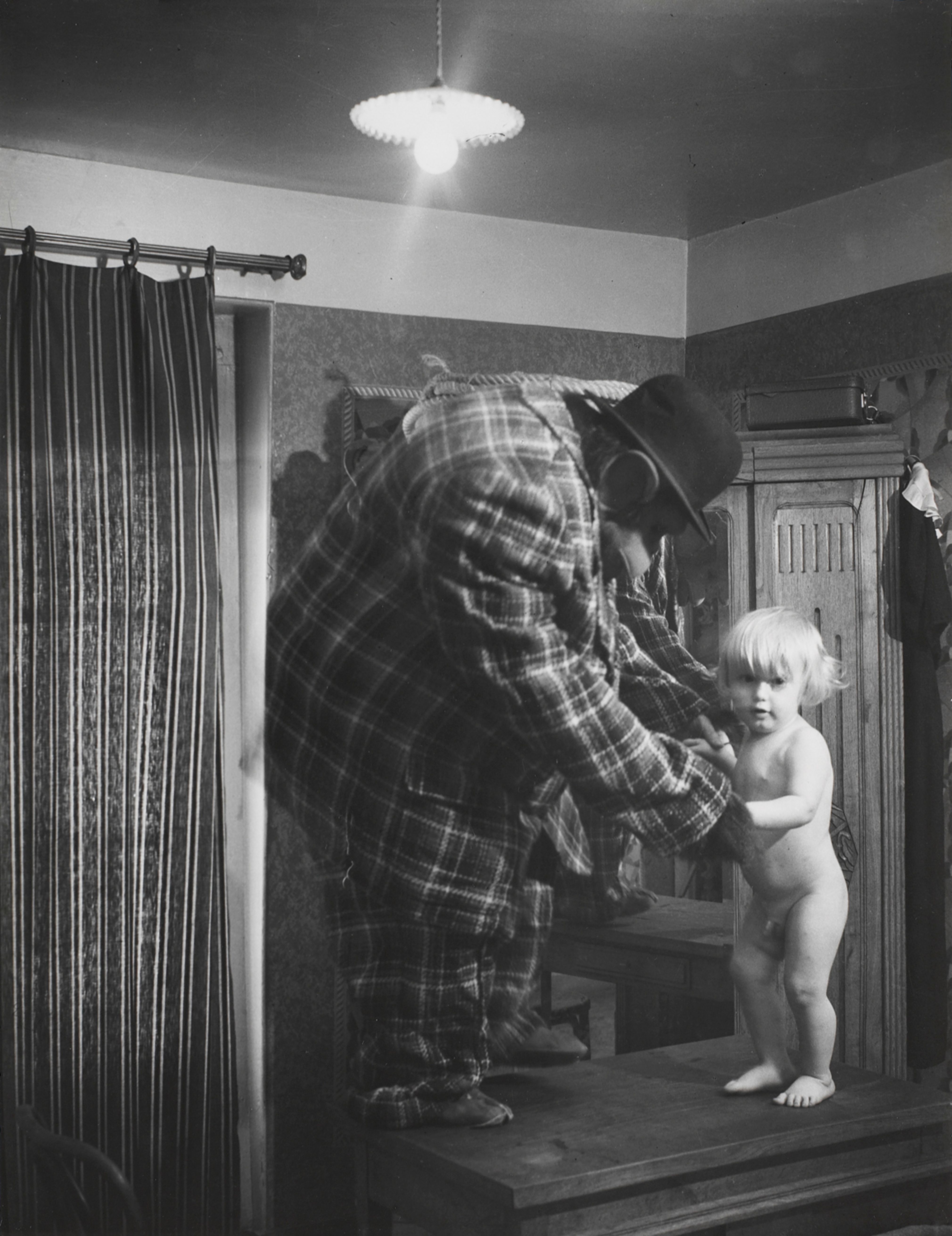 The Human Gorilla with his son Peterchen in the acrobat’s hotel, Boulevard Rochechouart, Montmartre