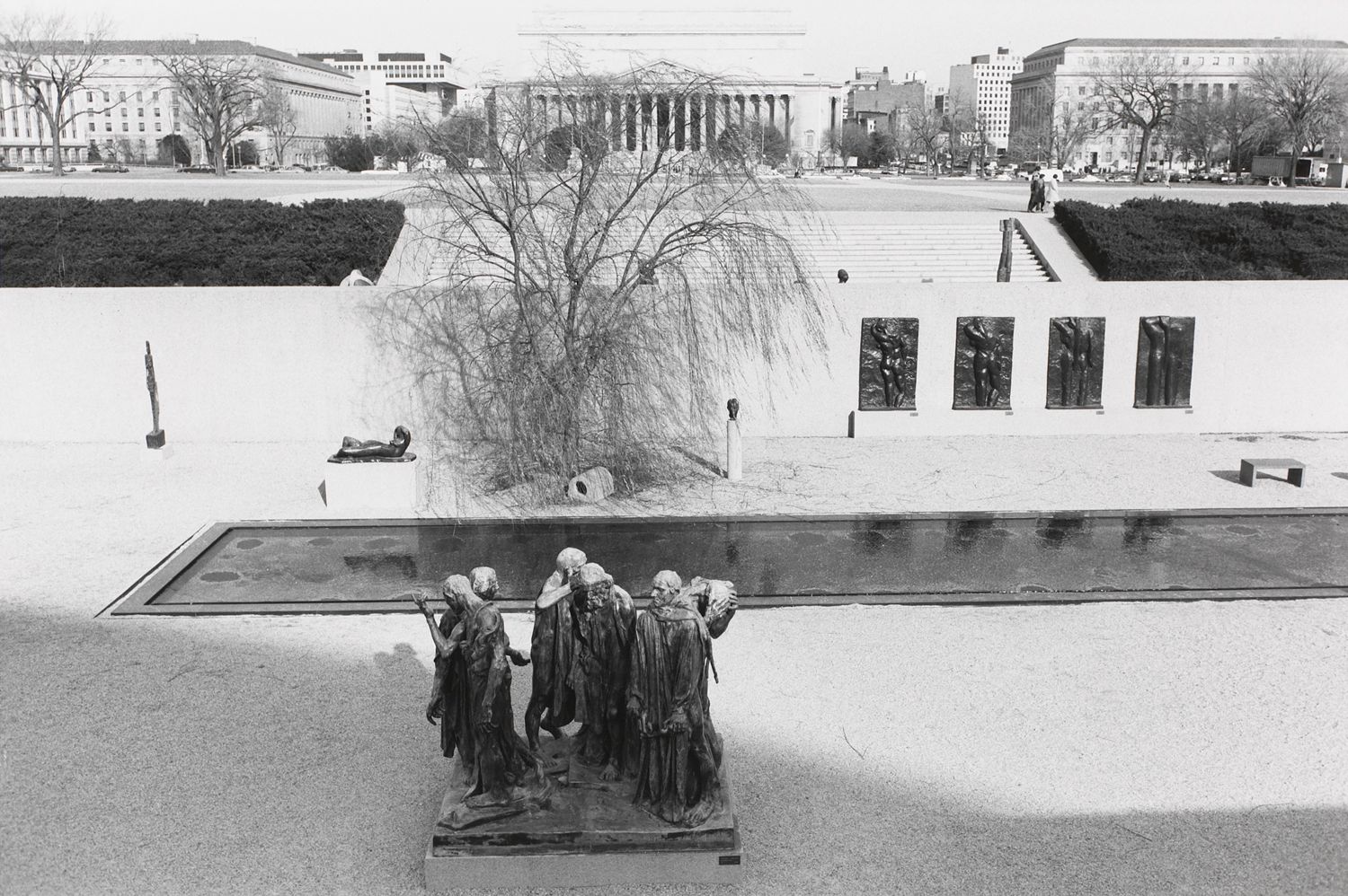 Untitled (Sculpture with men’s group in foreground)