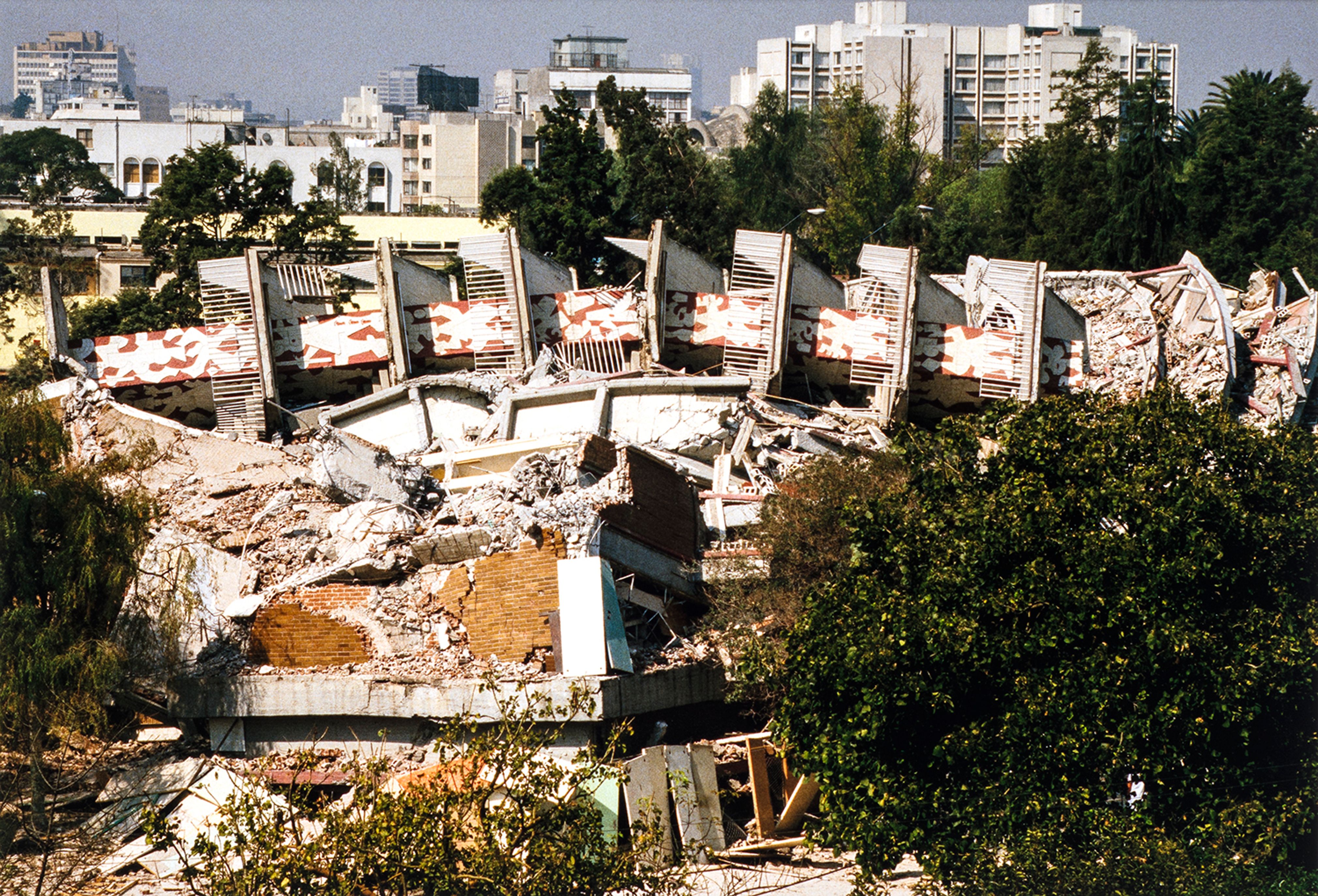 Unidad Habitacional Benito Juárez después del sismo (Arquitectura Colapsada Series)