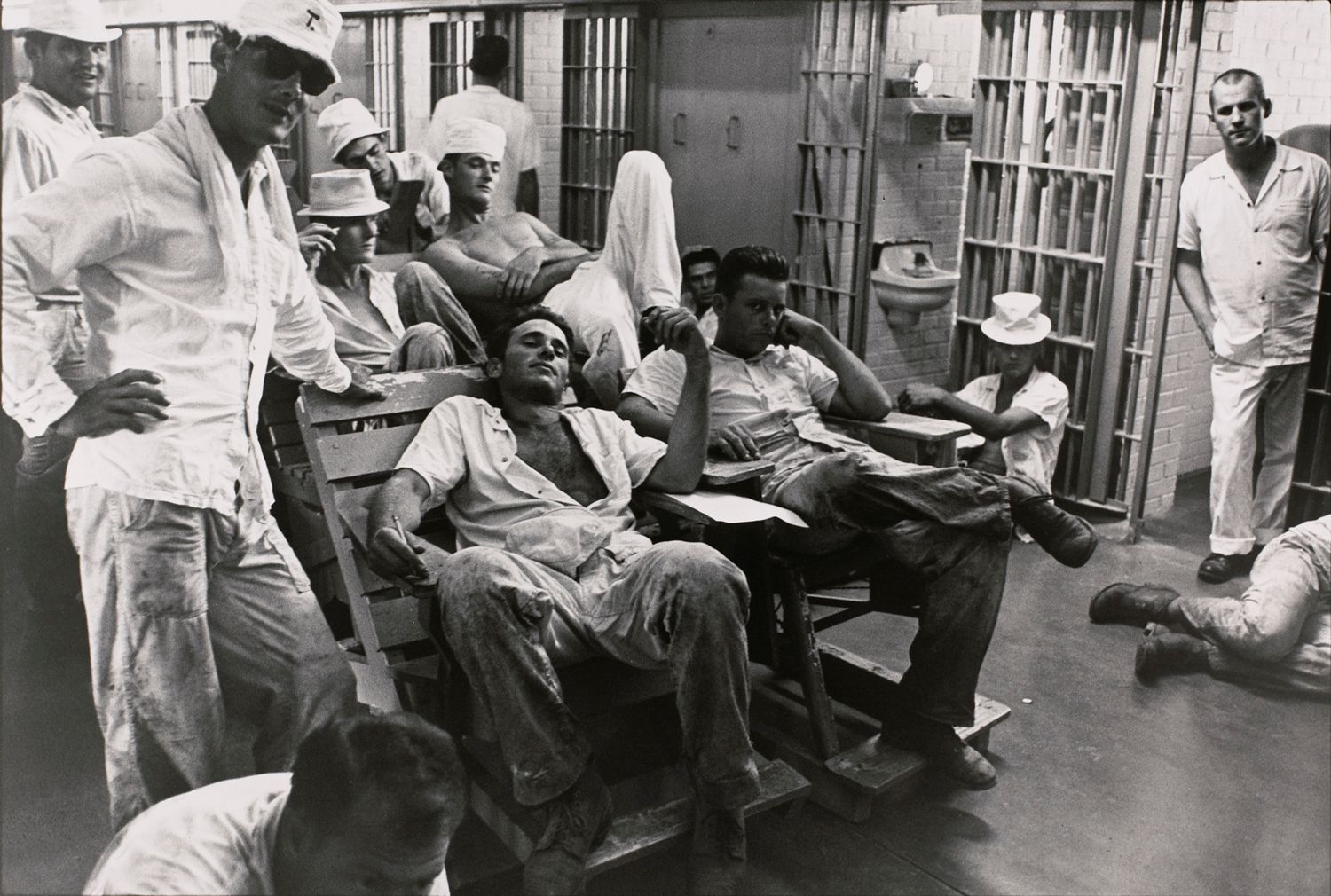 Six-wing cell block