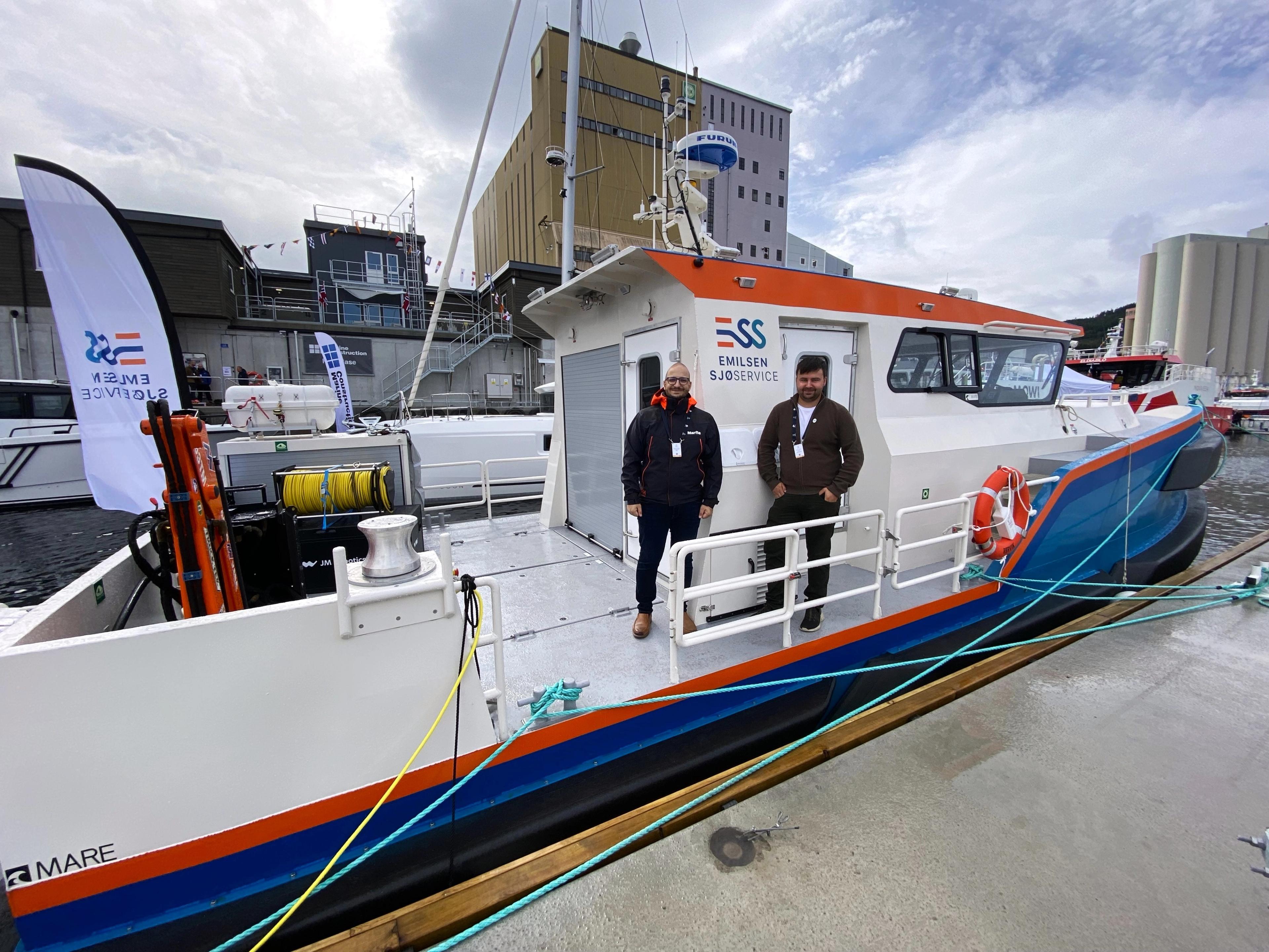 Farooq Al-Obaidi (left) alongside Rasmus Husby Larsen, COO of Emilsen Sjøservice (right), at Aqua Nor 2025 in Trondheim.