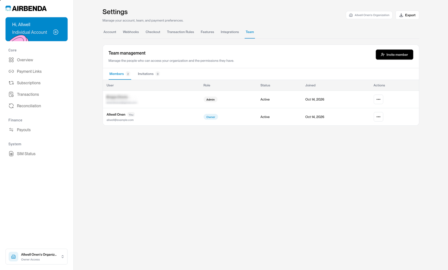 Organization team settings showing members, roles, membership status and invitation controls.