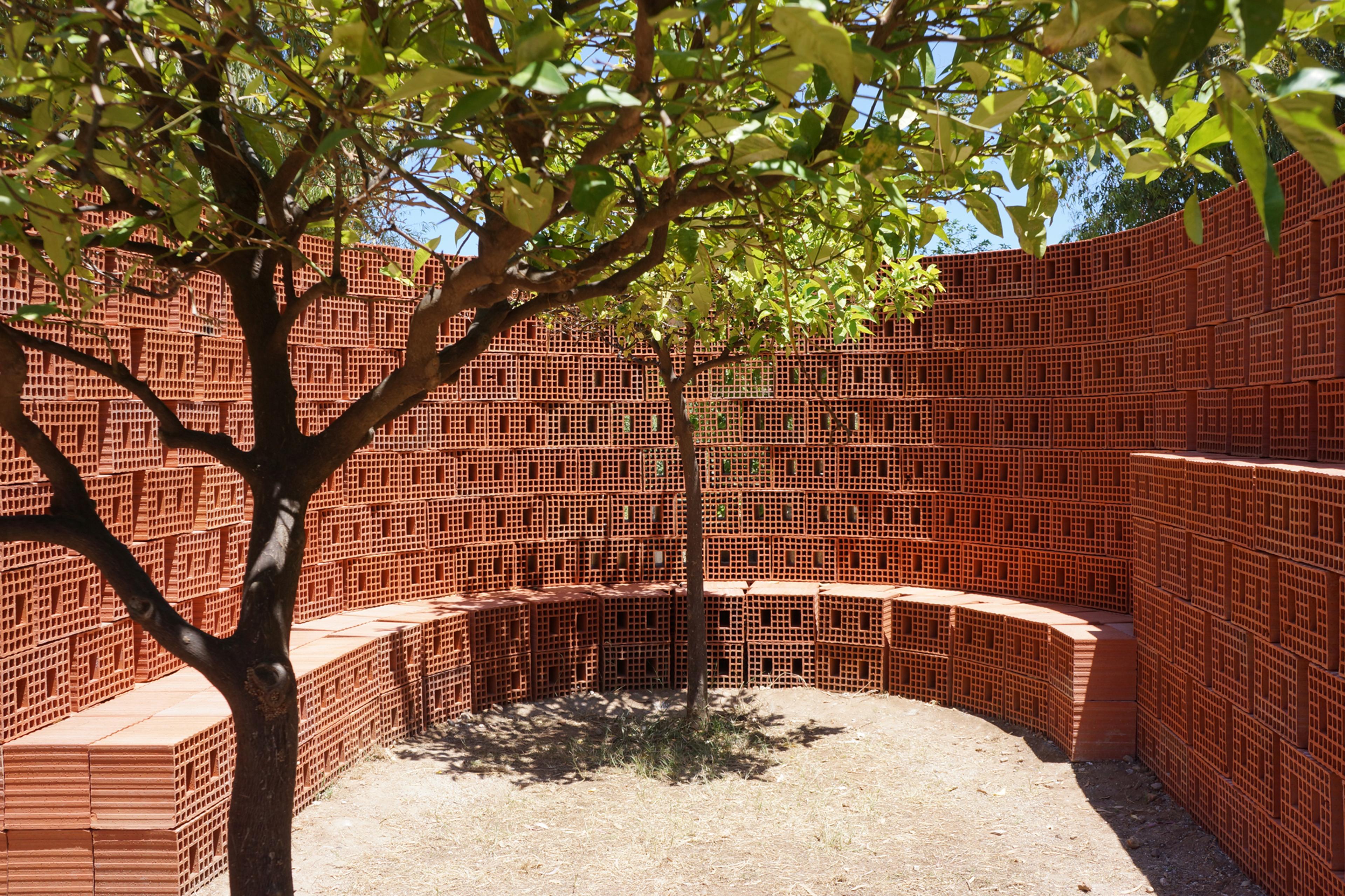 An experimental gardens providing shading, humidity and breeze tested how to reduce water stress