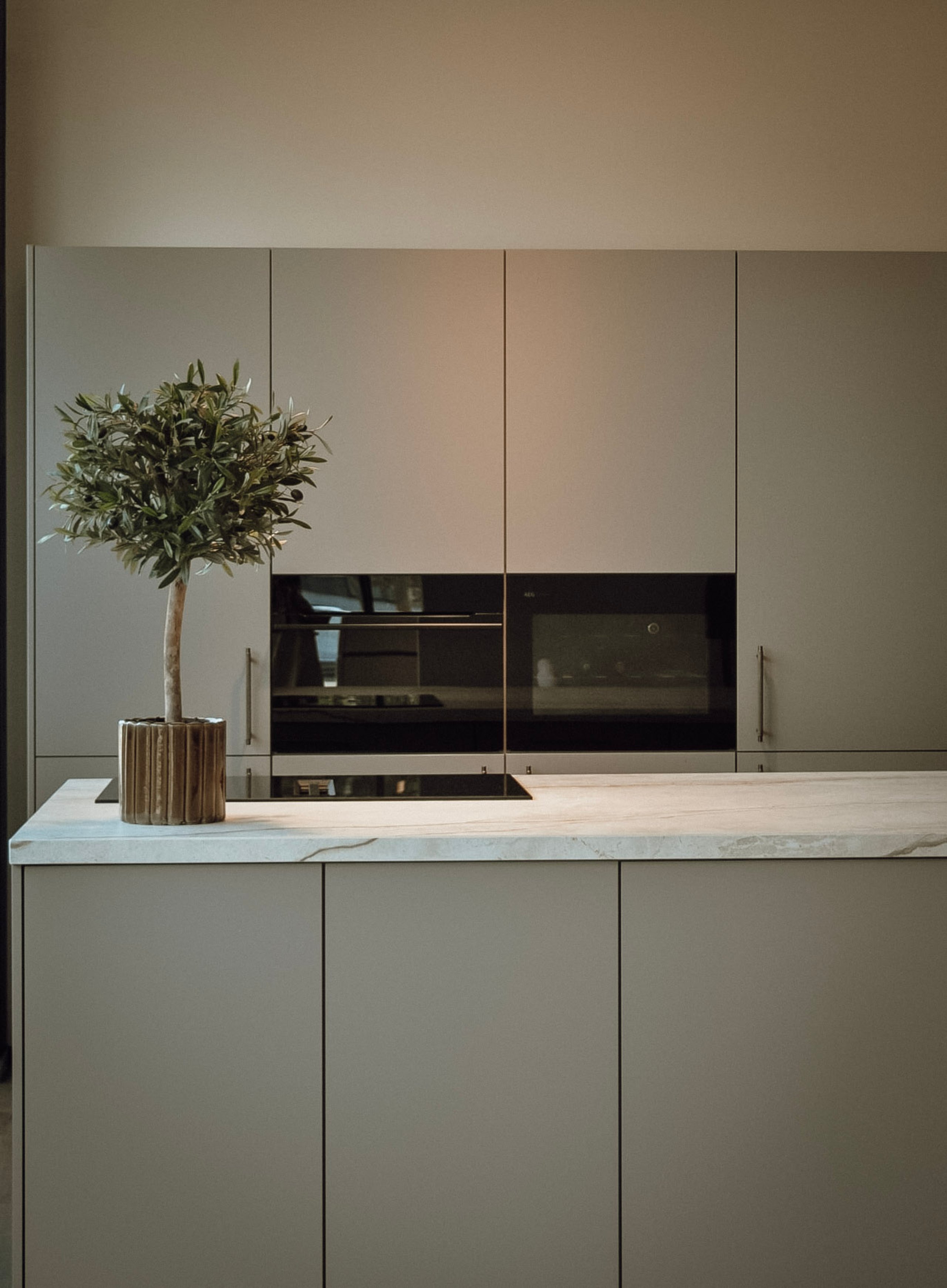 Beige keuken met zijdematte fronten in zandtinten en houten accenten