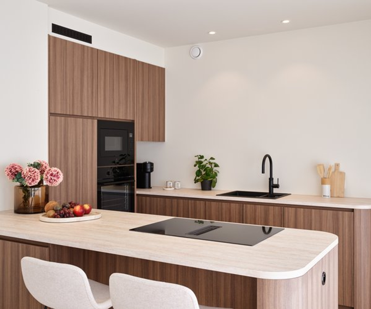 Warm houtdecor in een open keuken
