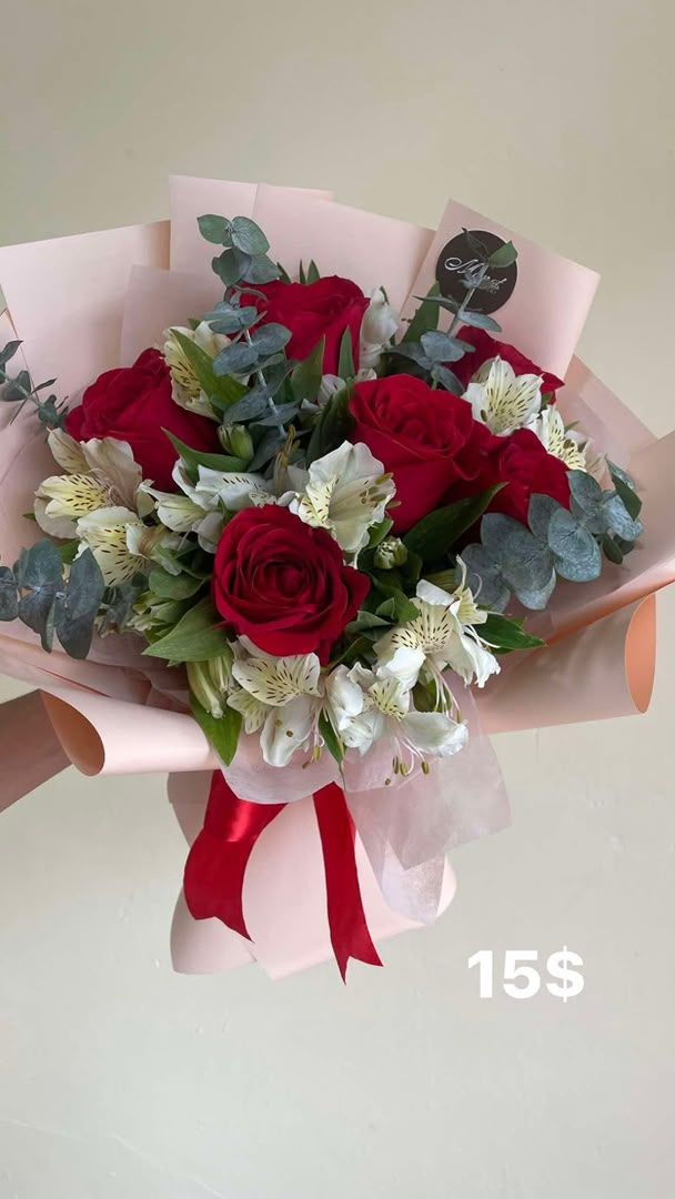Rosas rojas y alstroemerias