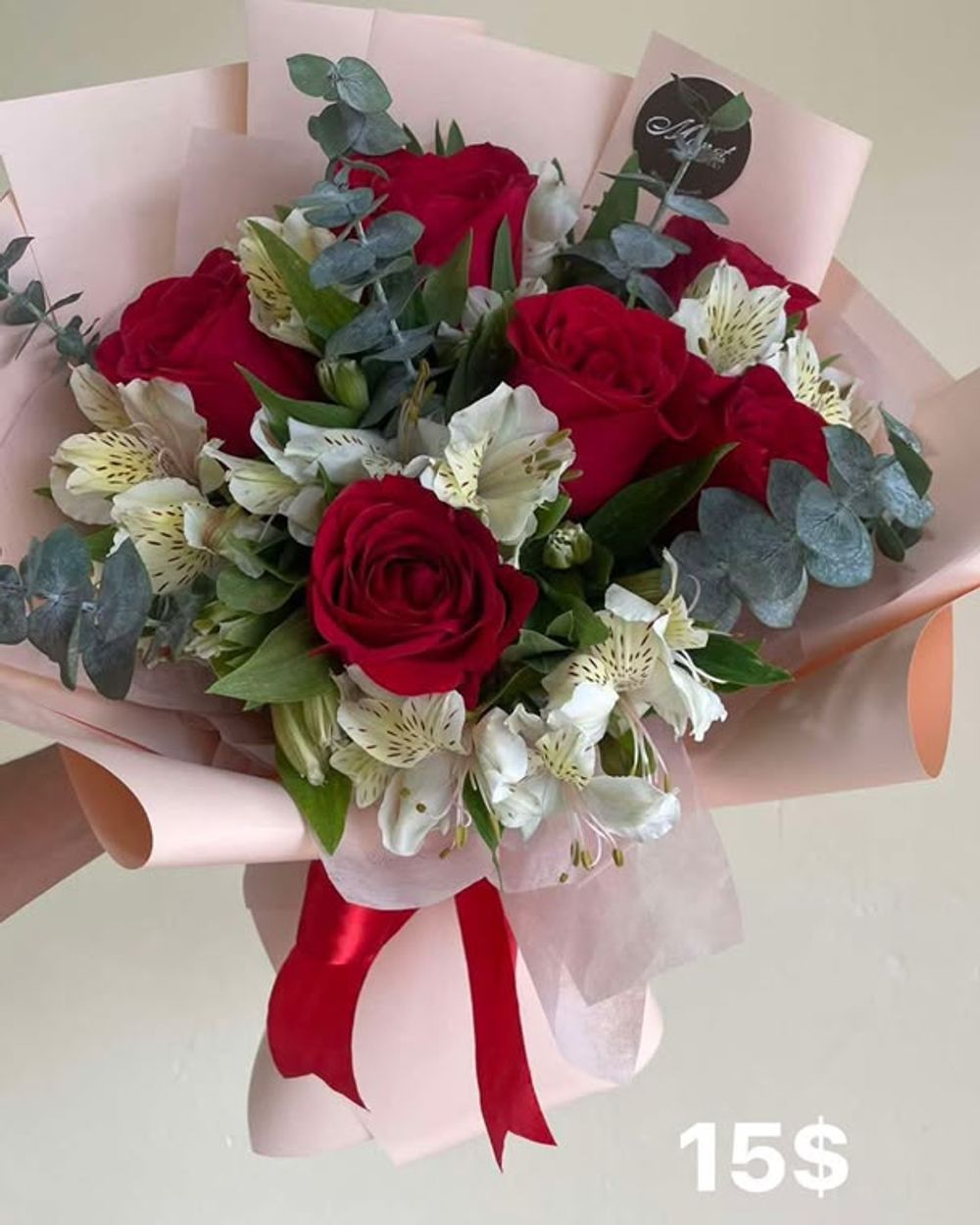 Rosas rojas y alstroemerias