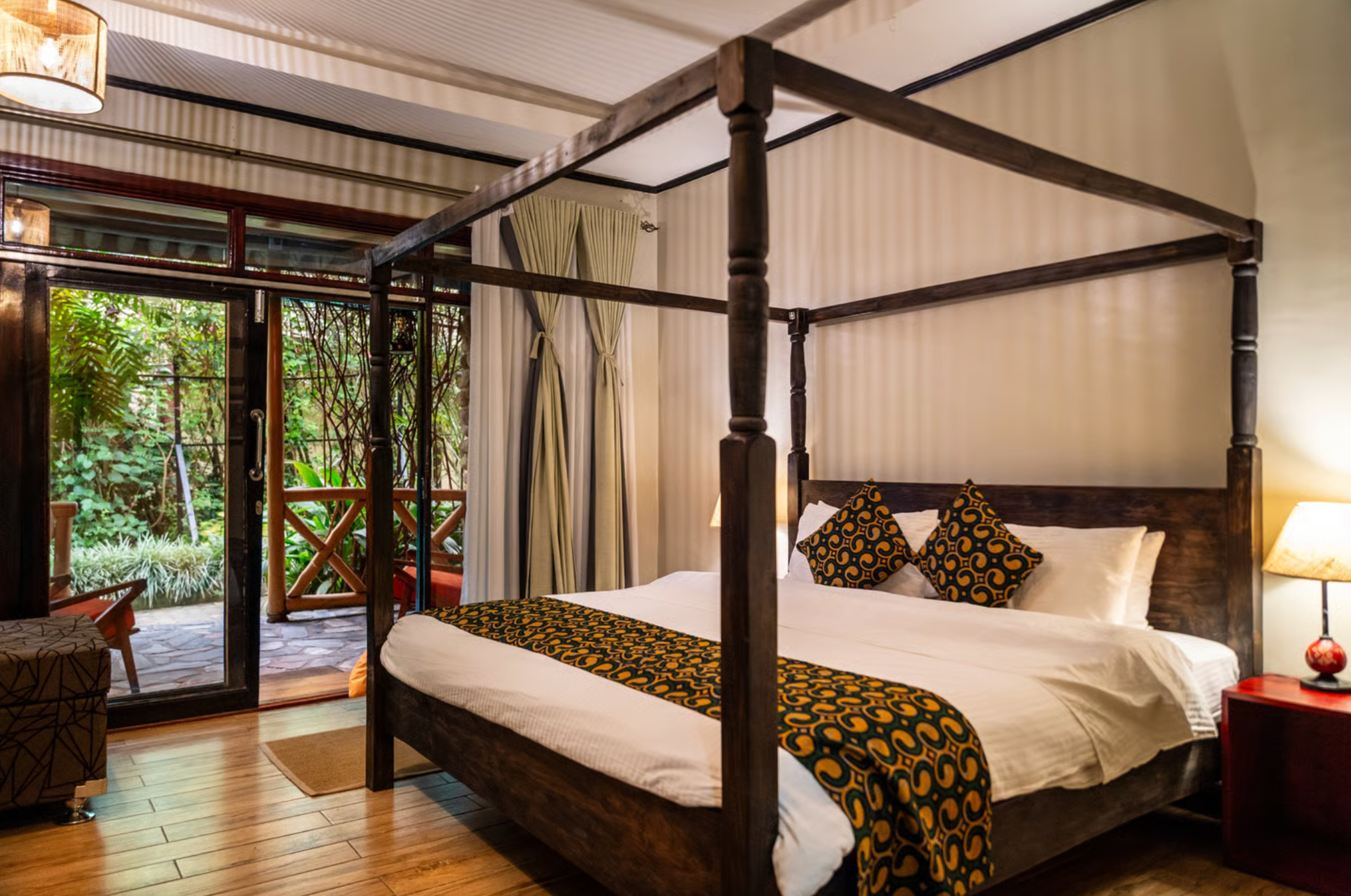 Tiloreza Volcanoes Ecolodge suite with four poster wooden bed