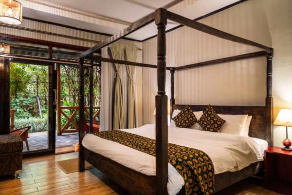 Tiloreza Volcanoes Ecolodge suite with four poster wooden bed
