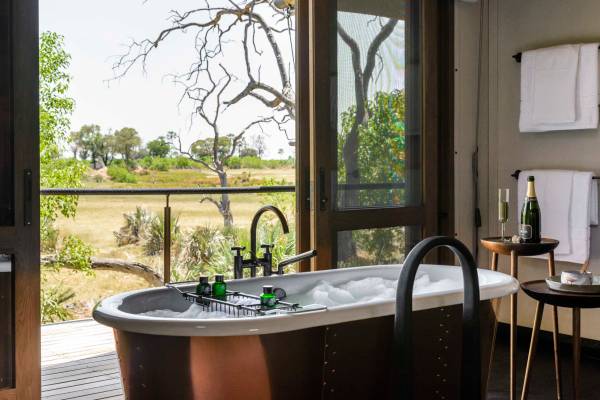 Xigera Lodge bubble bath overlooking wilderness