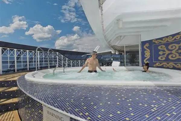 Sirena Spa & Wellness – On‑deck relaxation and hot tubs