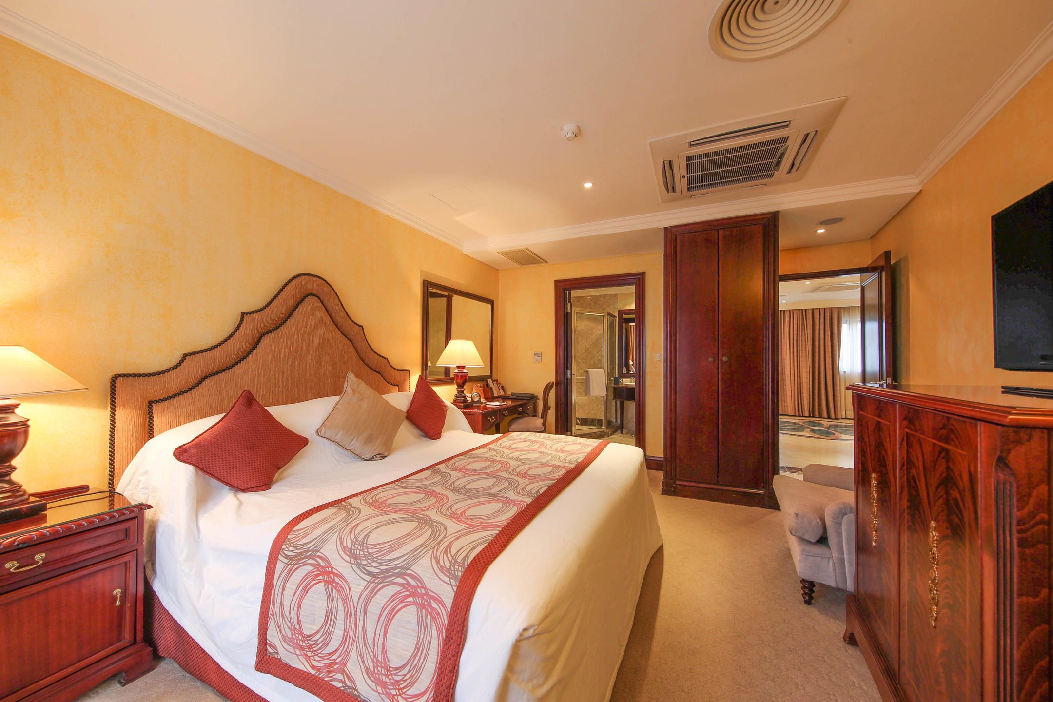 Large Presidential bedroom with bed and en suite bathroom