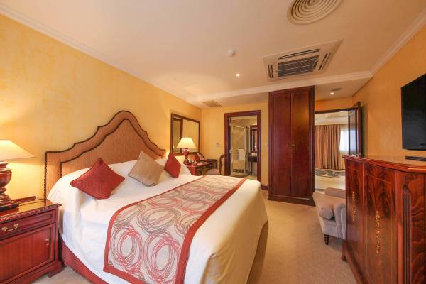 Large Presidential bedroom with bed and en suite bathroom