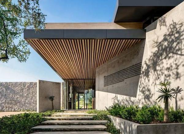 Modern concrete building entrance of Cheetah Plains Lodge