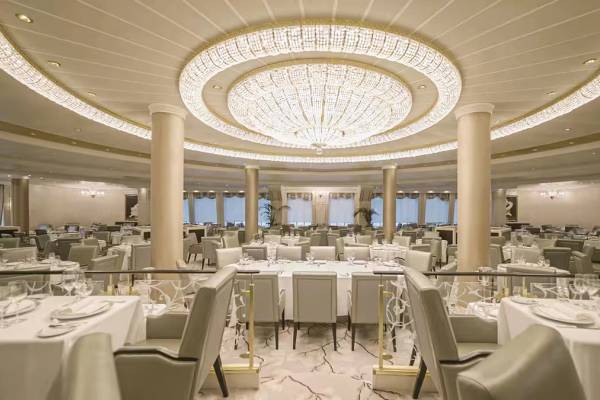 Oceania Riviera – Grand Dining Room – Elegant tables, chandeliers, and refined décor