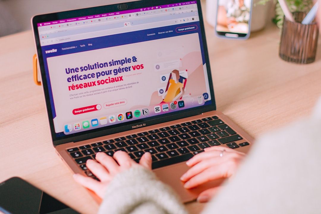 Comparaison entre un site conçu sur Webflow et un site généré par IA