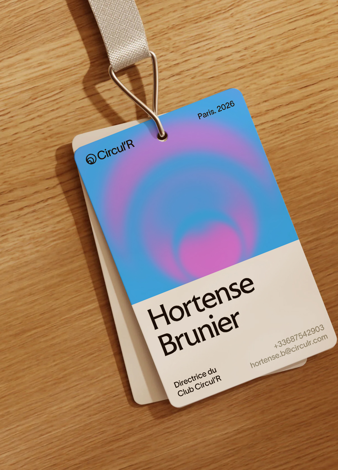 A Circul’R Club badge for Hortense Brunier on a wooden table