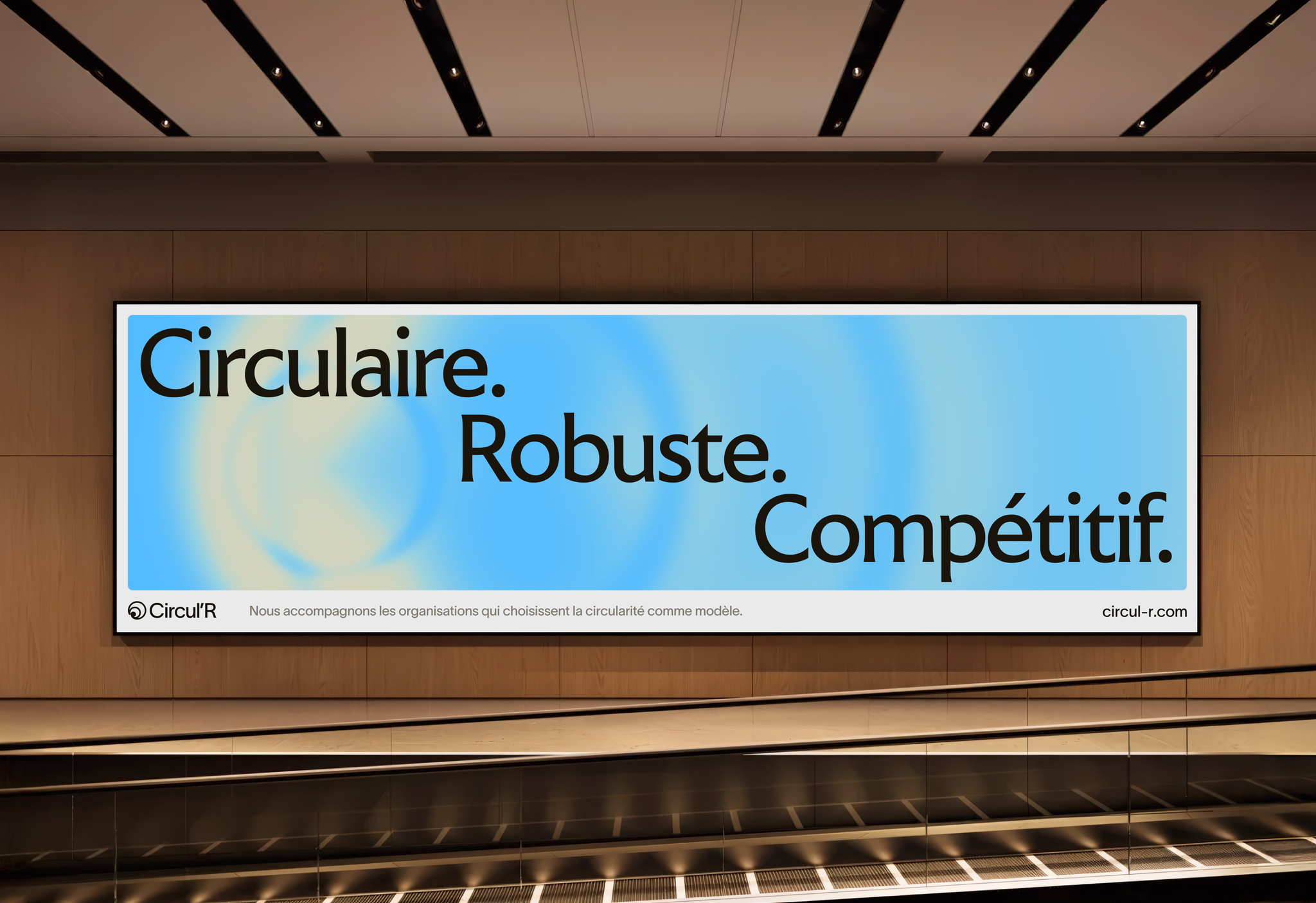 Circul’R billboard in a station: “Circulaire. Robuste. Compétitif.”
