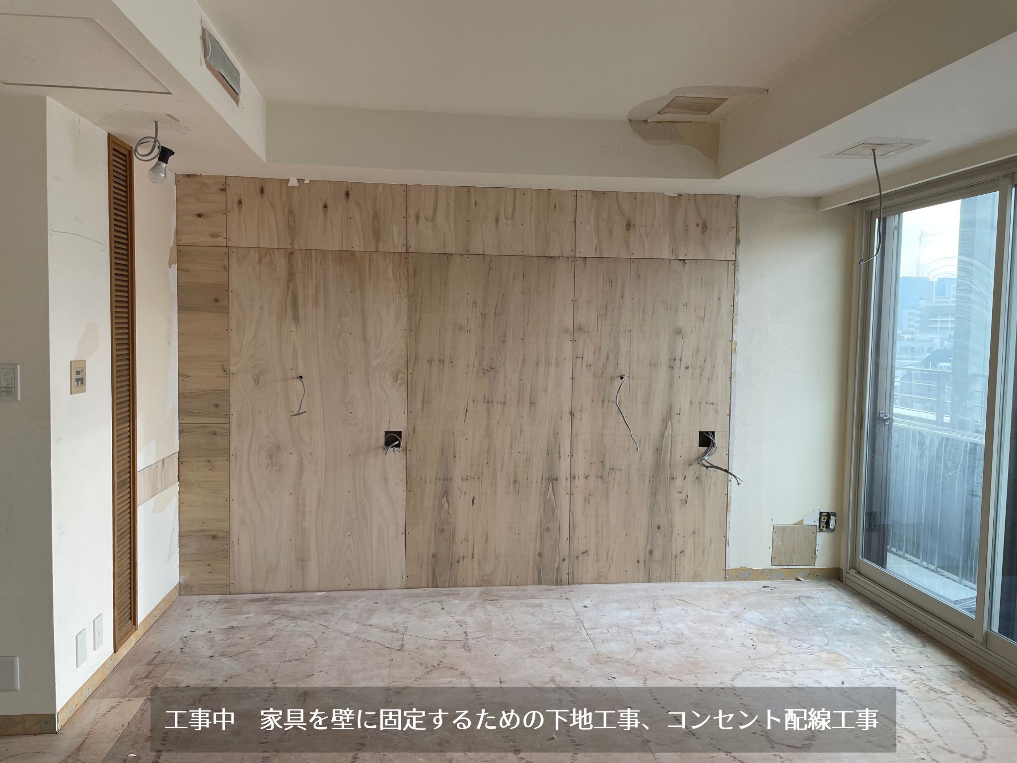 リビングにお子様お2人のワークスペース造作（リフォーム）の写真 2