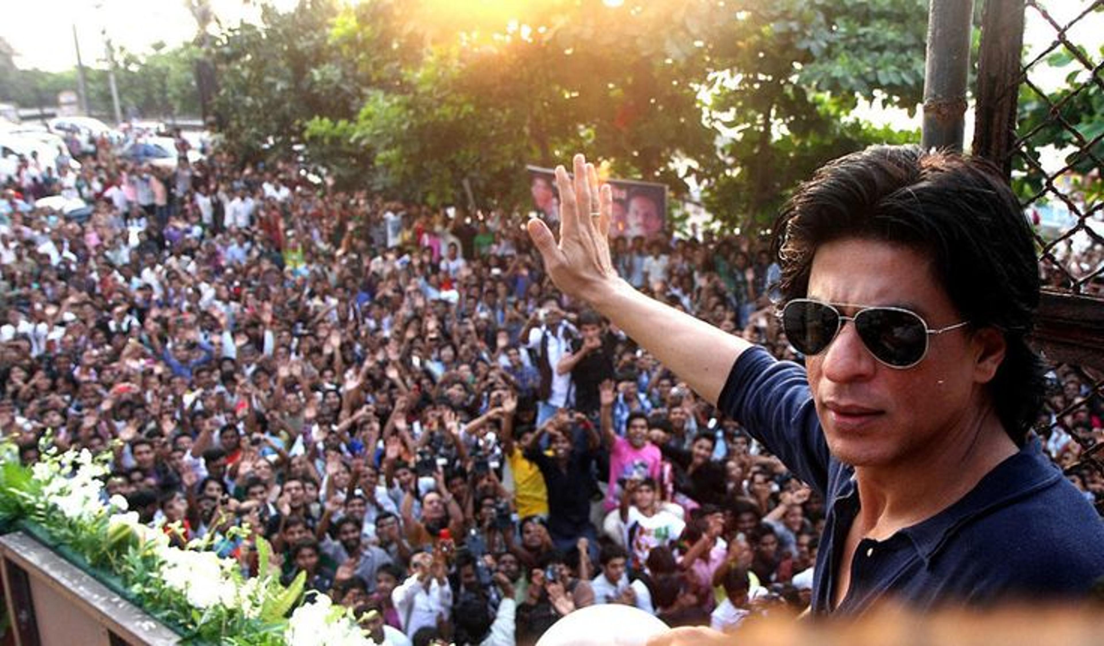 Shahrukh Khan Greeting His Fans