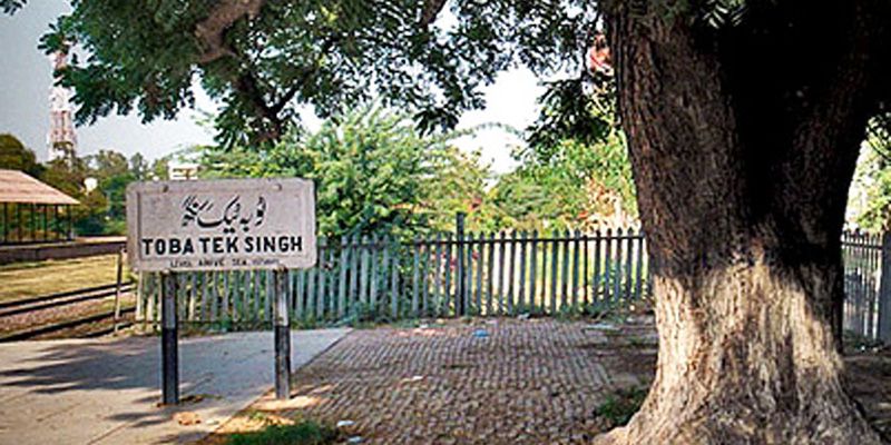 Women at the backdrop of “Toba Tek Singh”