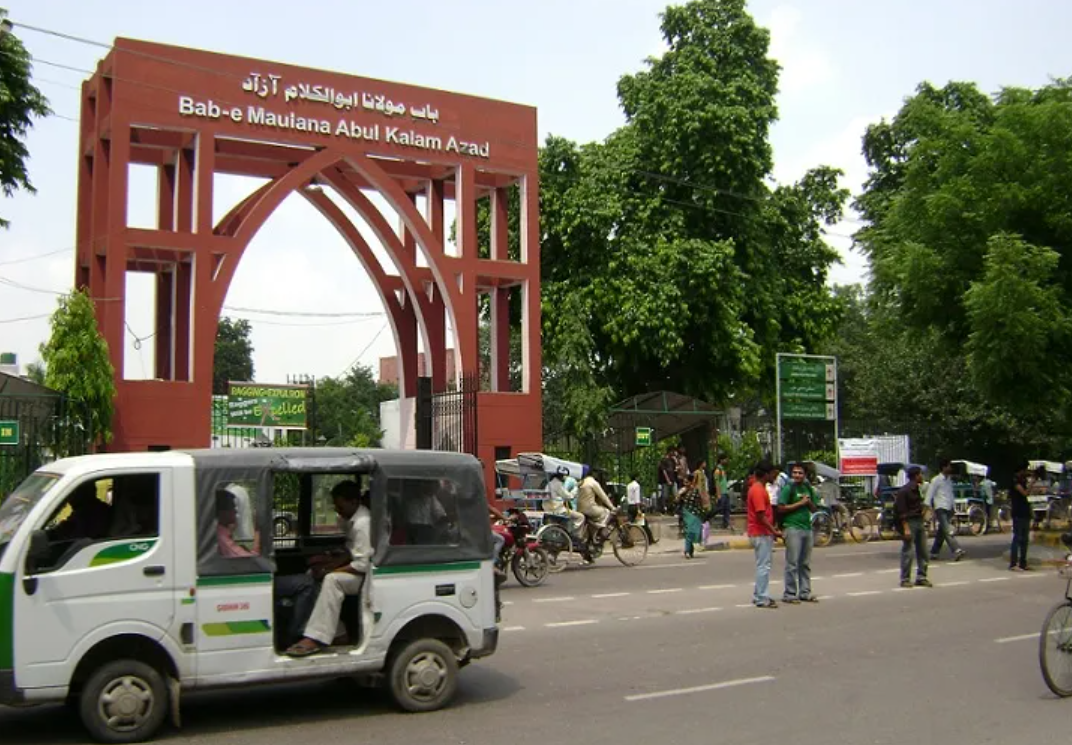 Is it safe to cross the road in Jamia?