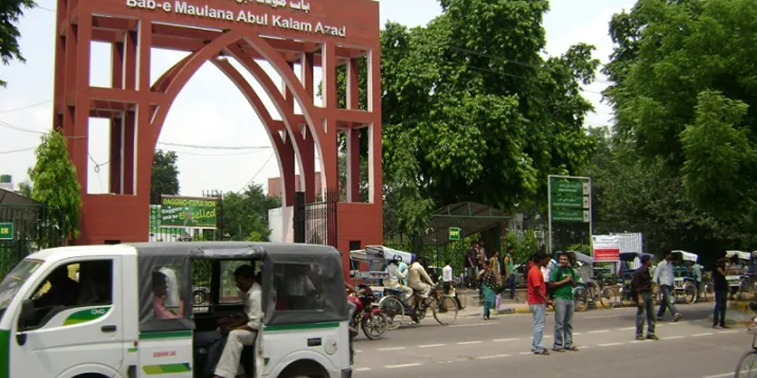 Is it safe to cross the road in Jamia?