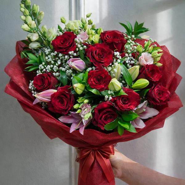 Букет от рози, лилиуми и кампанула