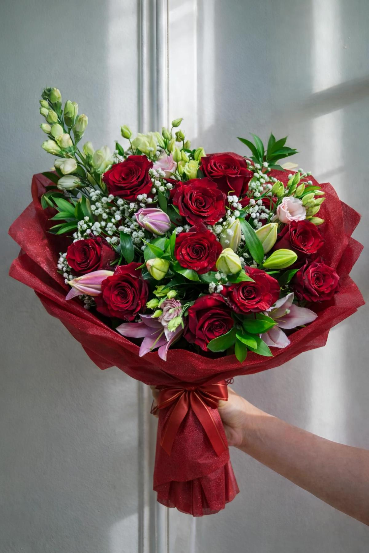 Букет от рози, лилиуми и кампанула