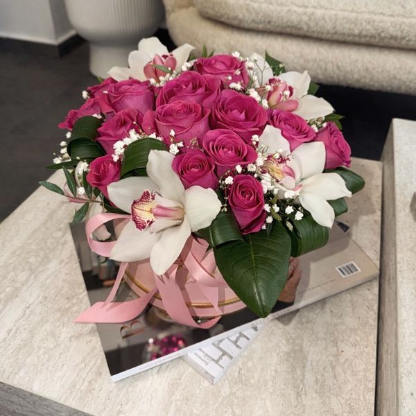 Кутия с рози и орхидеи