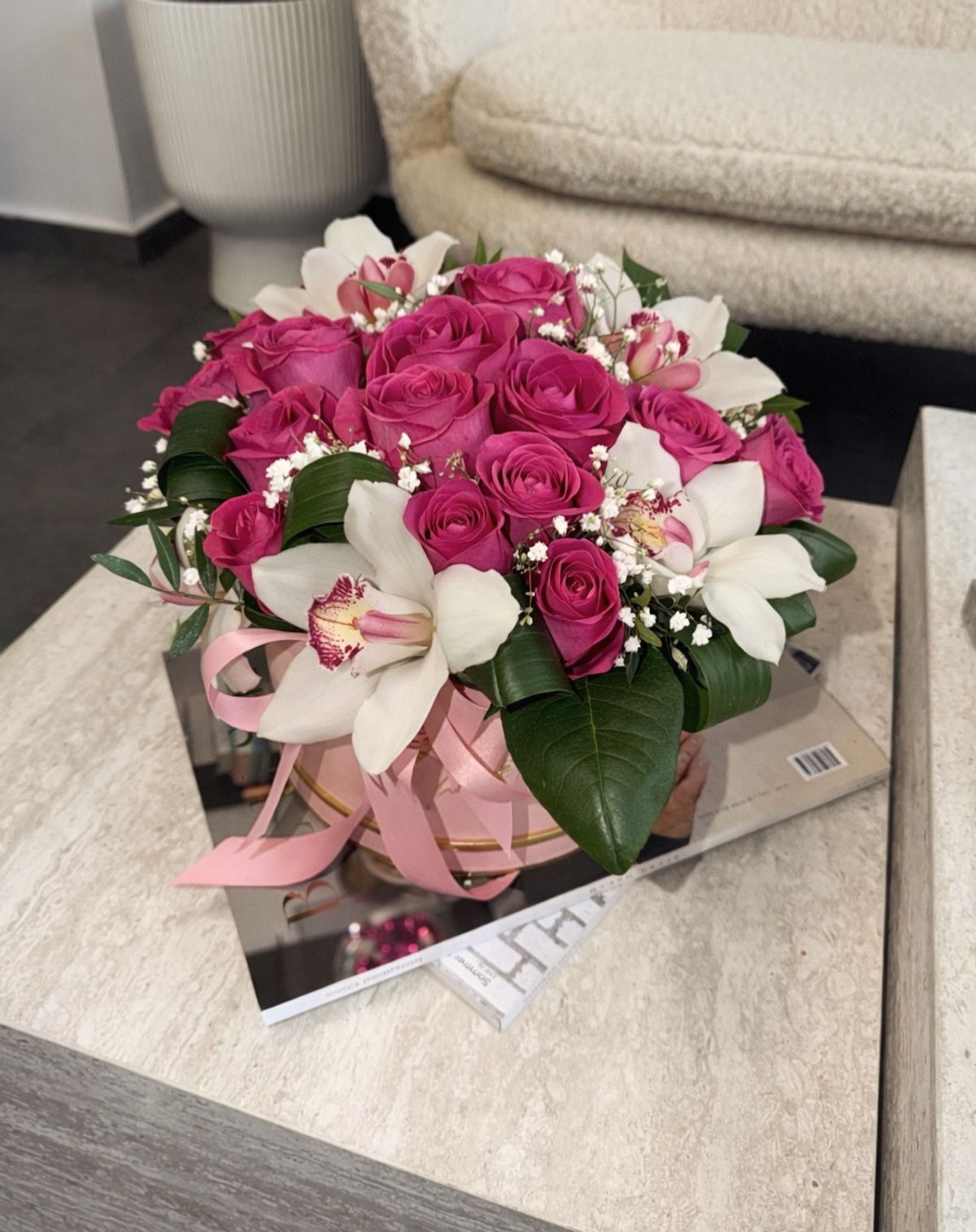 Кутия с рози и орхидеи