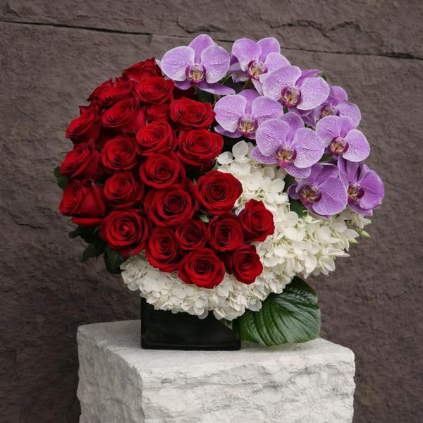 Аранжировка с рози, орхидеи и хортензии