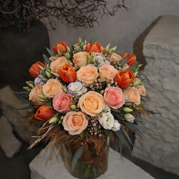 Букет от лалета, прасковени рози и еустома