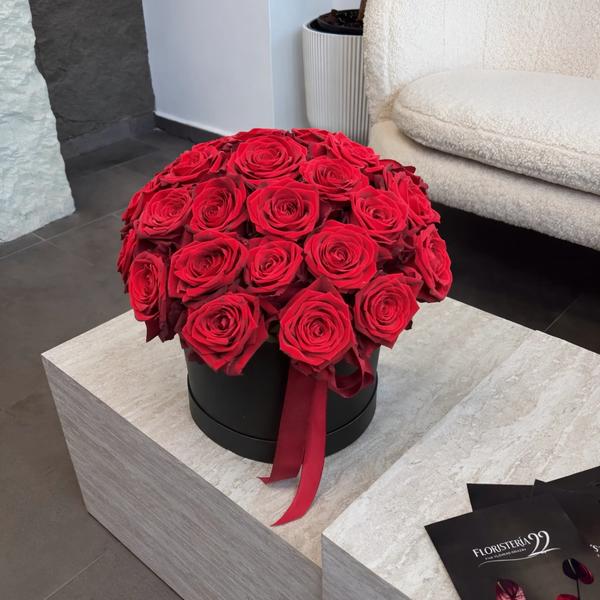 Страст - Кутия с червени рози