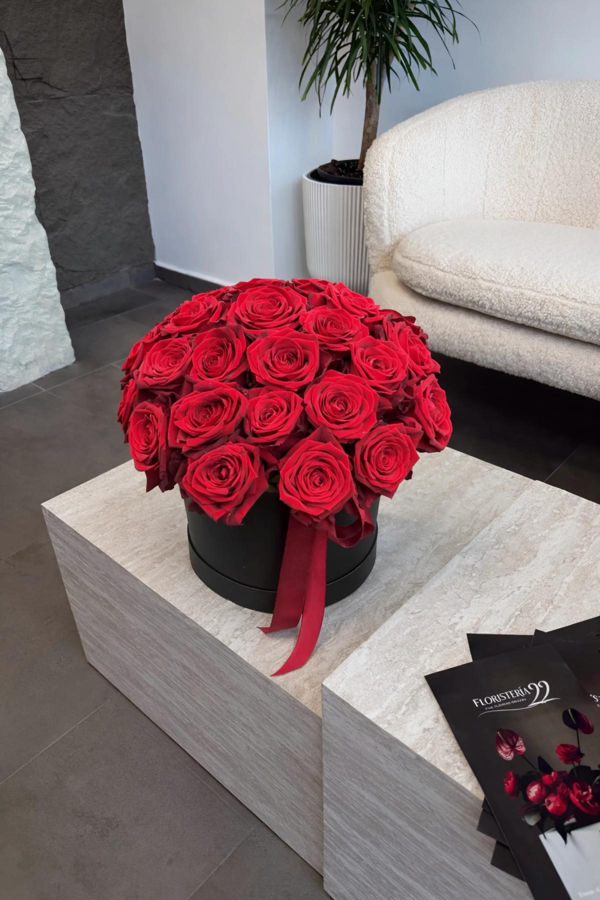 Страст - Кутия с червени рози