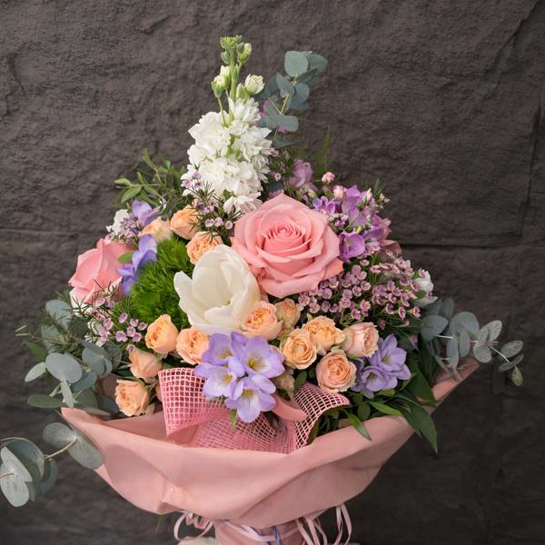 Цветен букет в розова хартия