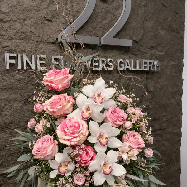 Букет с Орхидеи, Рози и Корилус.