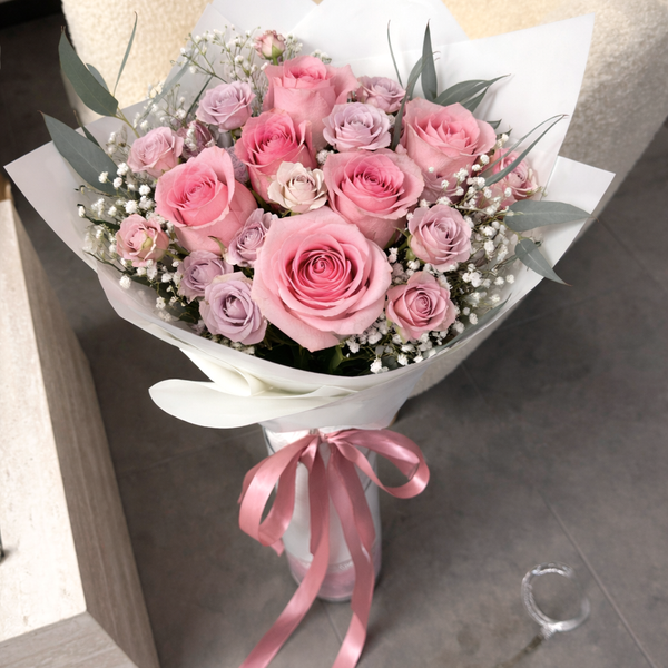 Нежен букет от рози и спрей рози