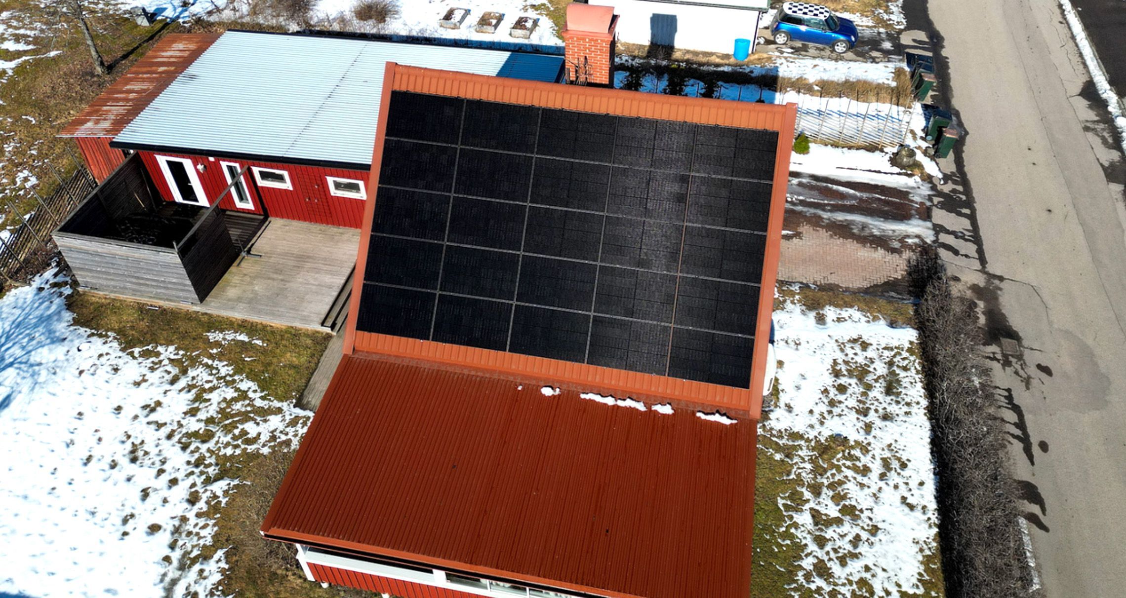 Ett hus med solpaneler på taket.