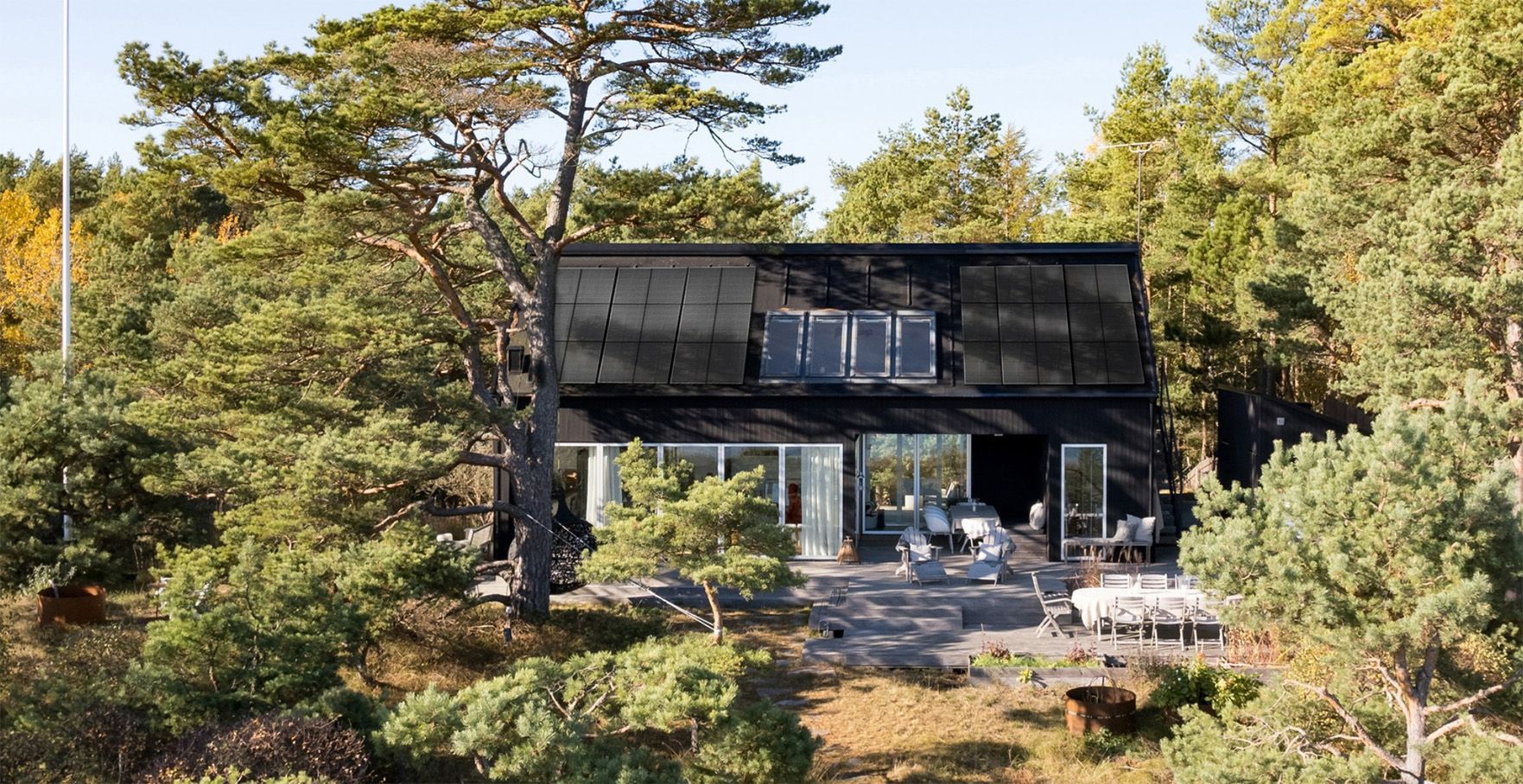 Villa med installerad solcellsanläggning på tak. 