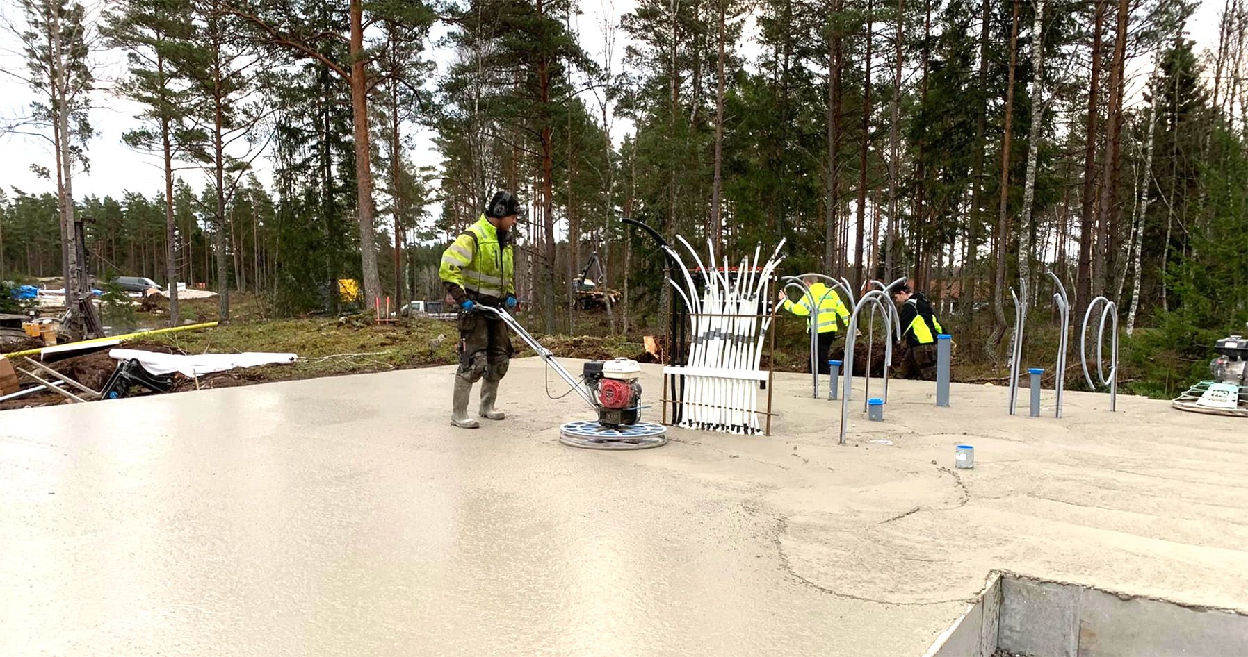 Markarbetare som jobbar på en platta.